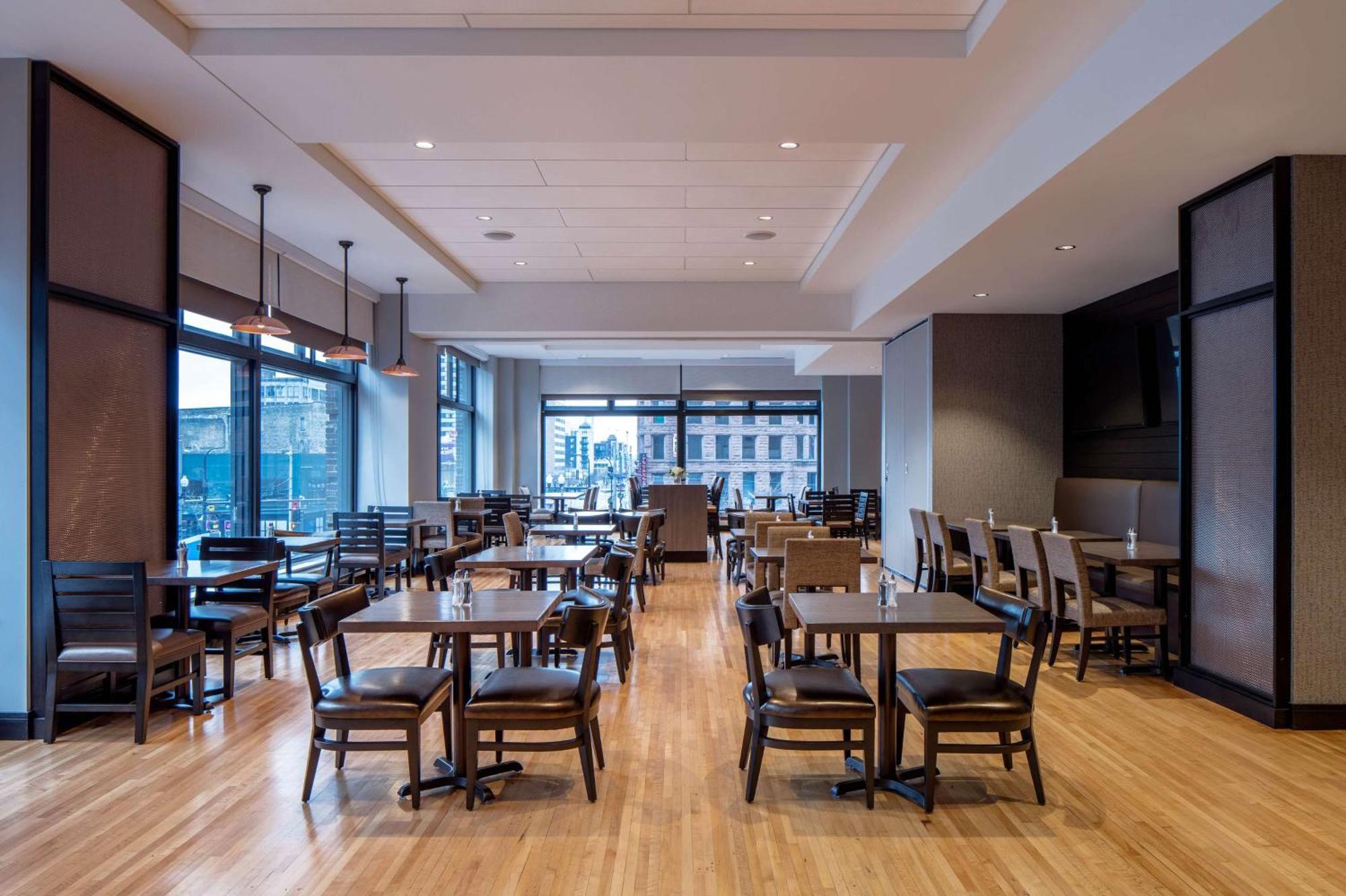 Embassy Suites By Hilton Minneapolis Downtown Hotel Exterior photo